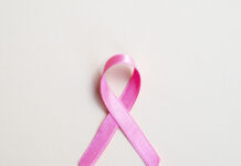 Pembe Kurdele Arkasındaki Gerçek: Meme Kanseriyle Savaşın Bilimsel ve Duygusal Yönü